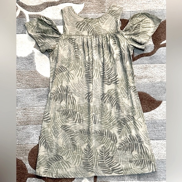 Democracy Cold Shoulder Lightweight Jersey Dress in Olive Green Fern Print ZB6 - Picture 6 of 8